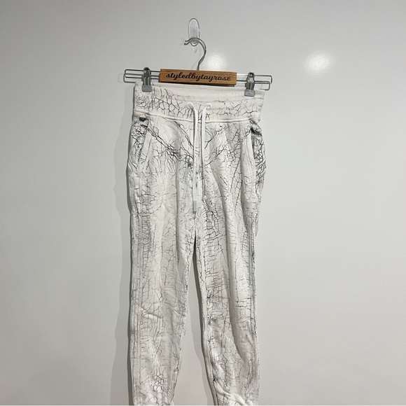 Lululemon Warm Down Jogger *7/8 Length
Thread Dye White Black - Picture 4 of 10